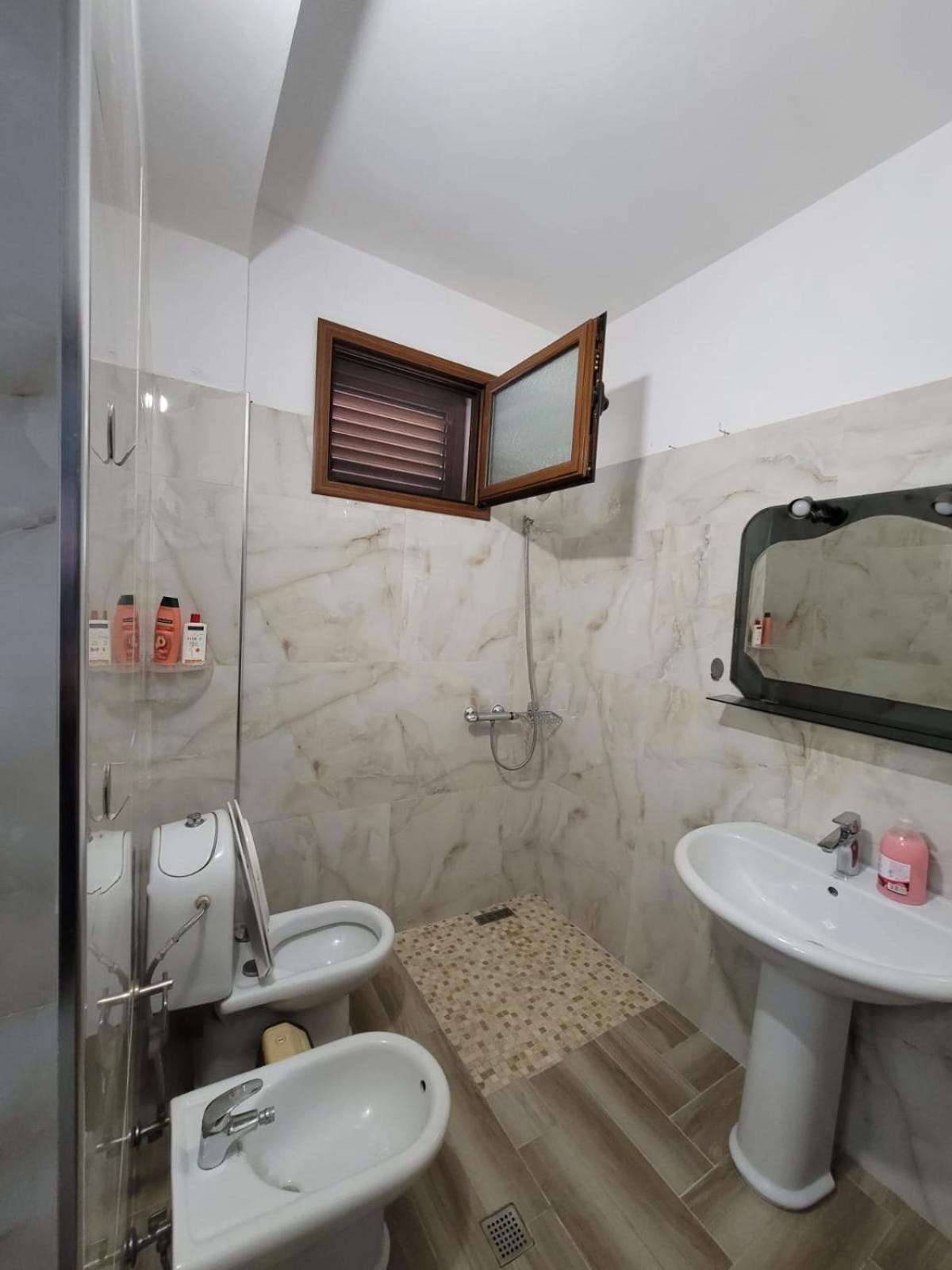 Private Room On A Shared Apartament Near Durres Beach Eksteriør billede