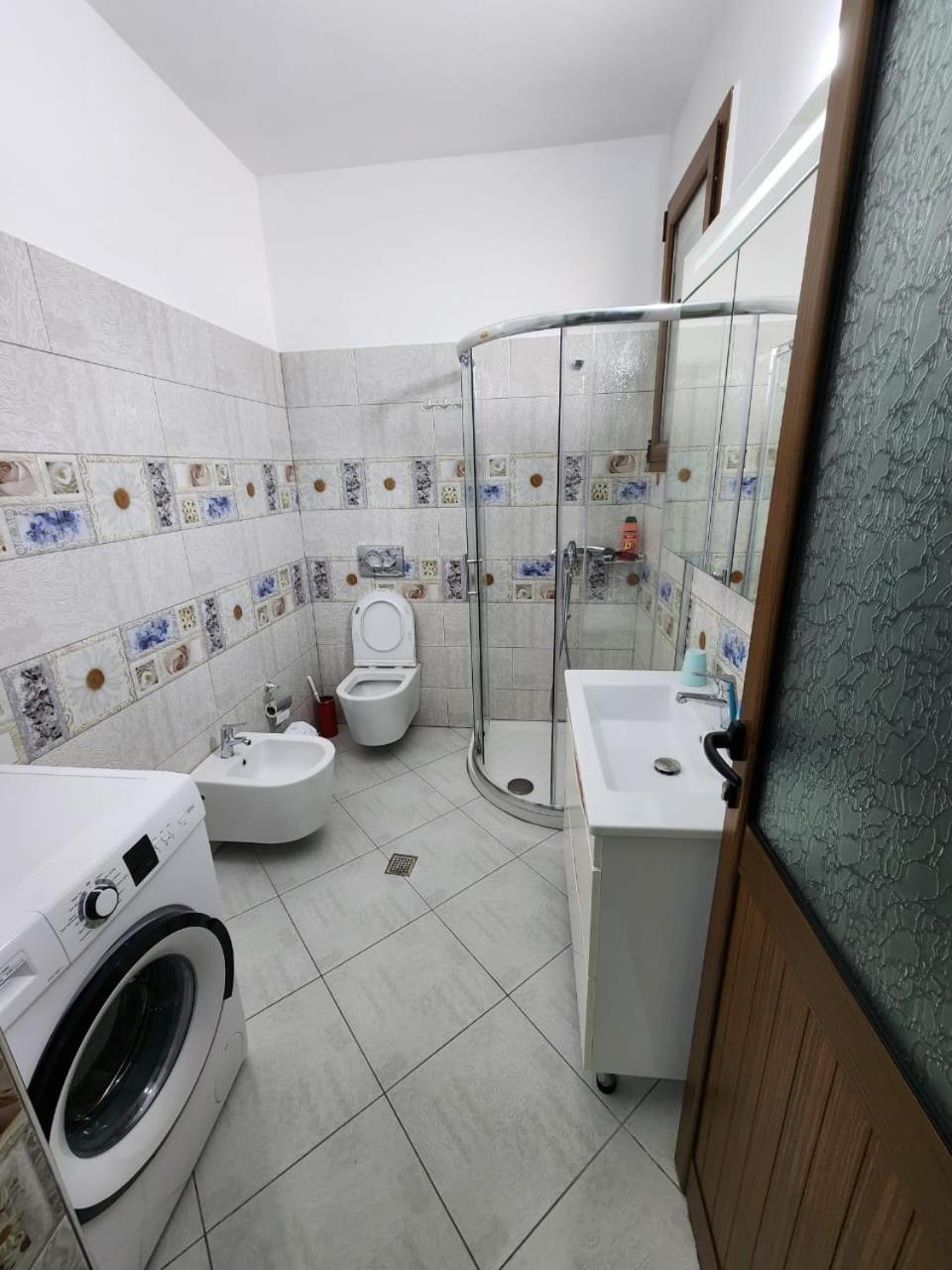 Private Room On A Shared Apartament Near Durres Beach Eksteriør billede
